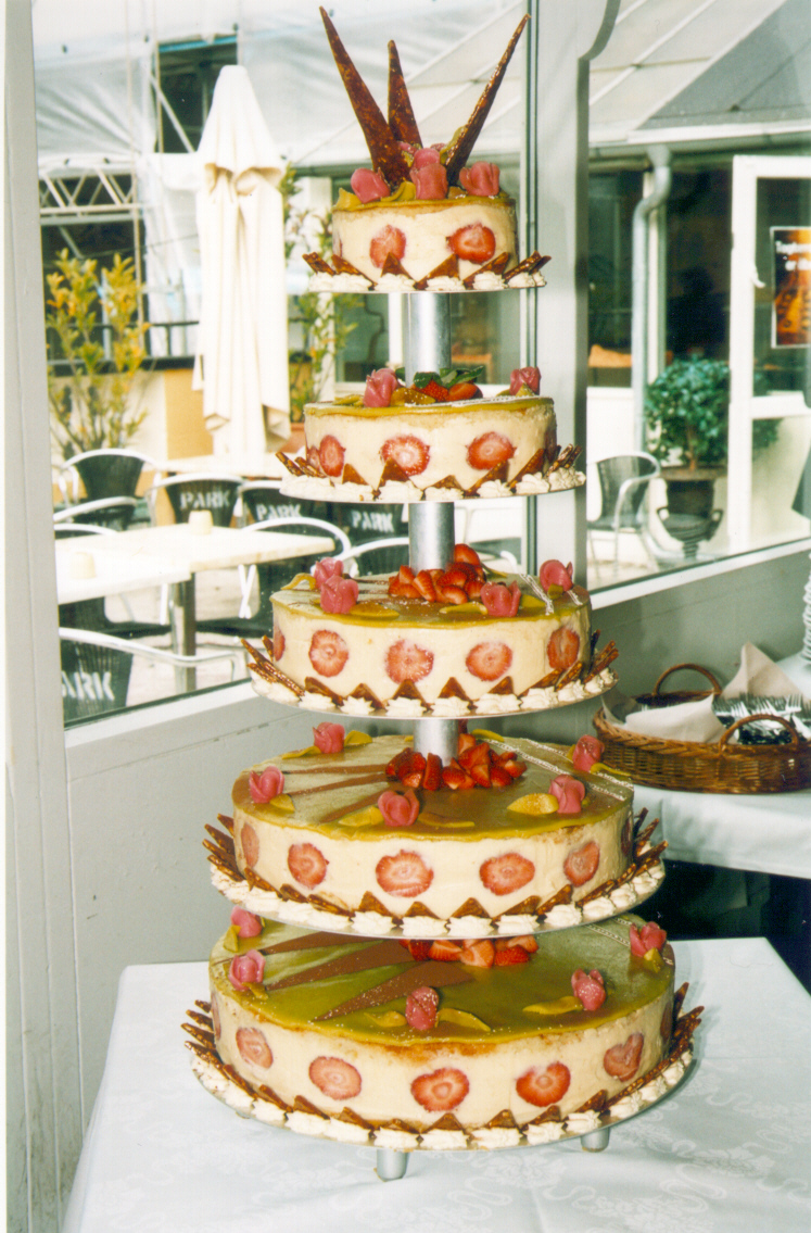 theweddingcake.jpg